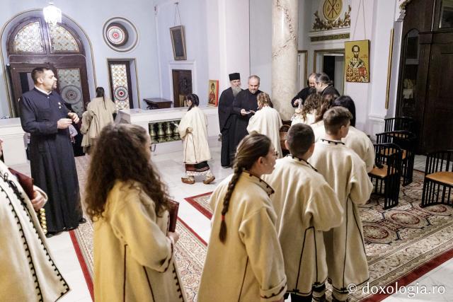 (Foto) Corul „Sf. Ier. Nicolae”, Parohia Bâcu – Colindători la Reședința Mitropolitană 2024