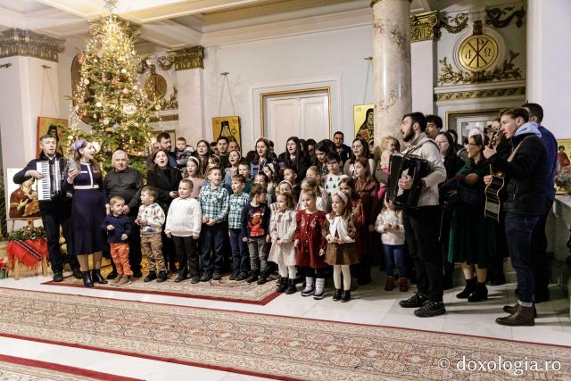 (Foto) Parohia Curelari - Oastea Domnului Iași – Colindători la Reședința Mitropolitană 2024
