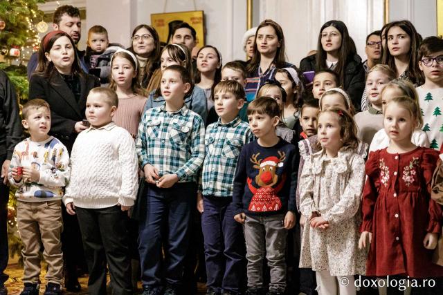 (Foto) Parohia Curelari - Oastea Domnului Iași – Colindători la Reședința Mitropolitană 2024