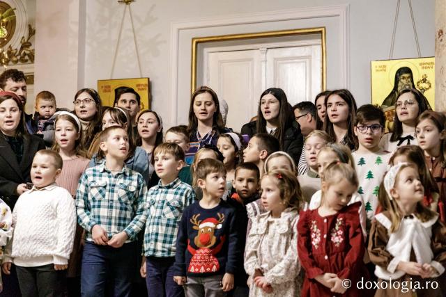 (Foto) Parohia Curelari - Oastea Domnului Iași – Colindători la Reședința Mitropolitană 2024