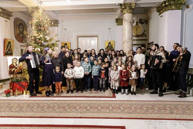 (Foto) Parohia Curelari - Oastea Domnului Iași – Colindători la Reședința Mitropolitană 2024
