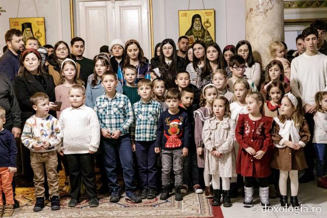 (Foto) Parohia Curelari - Oastea Domnului Iași – Colindători la Reședința Mitropolitană 2024