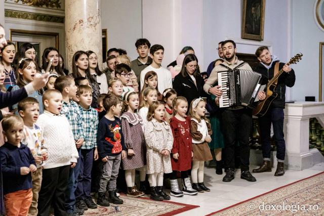 (Foto) Parohia Curelari - Oastea Domnului Iași – Colindători la Reședința Mitropolitană 2024