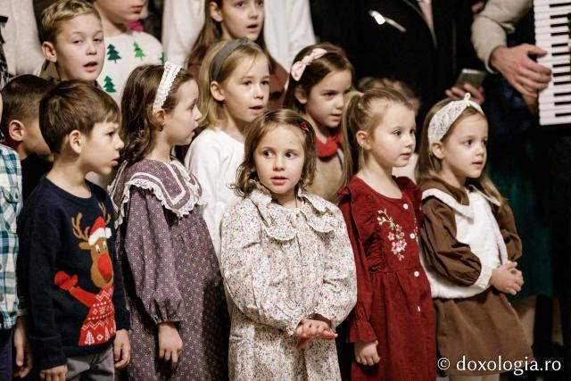 (Foto) Parohia Curelari - Oastea Domnului Iași – Colindători la Reședința Mitropolitană 2024