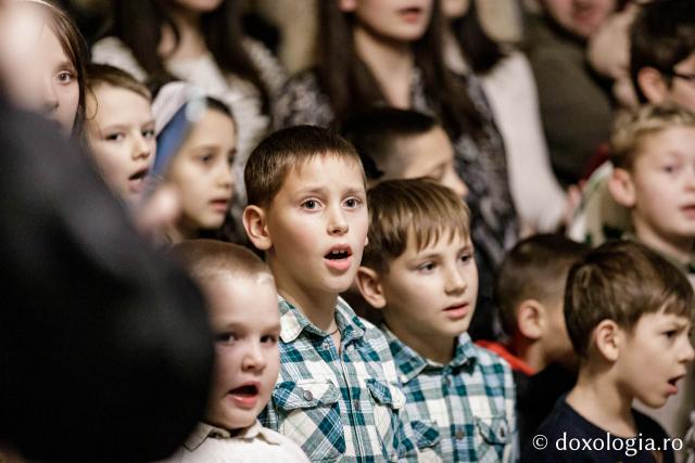 (Foto) Parohia Curelari - Oastea Domnului Iași – Colindători la Reședința Mitropolitană 2024