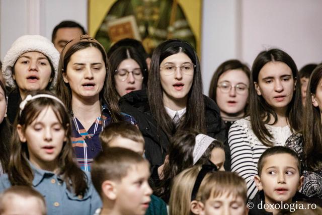 (Foto) Parohia Curelari - Oastea Domnului Iași – Colindători la Reședința Mitropolitană 2024
