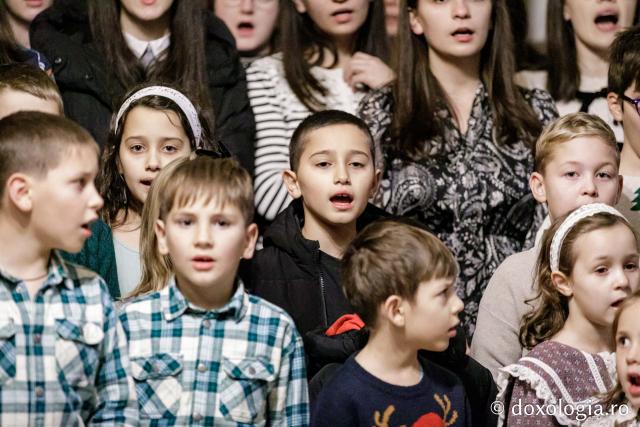 (Foto) Parohia Curelari - Oastea Domnului Iași – Colindători la Reședința Mitropolitană 2024