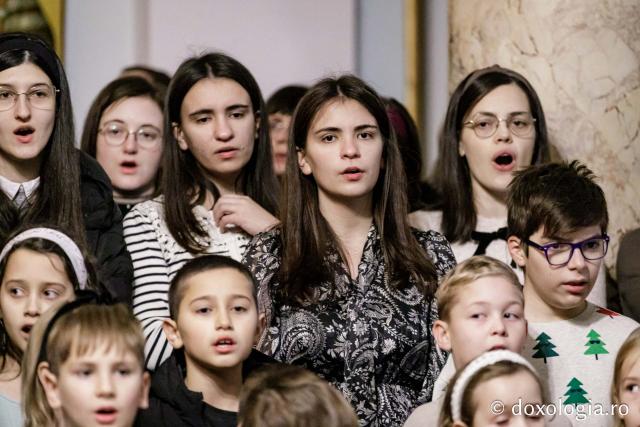 (Foto) Parohia Curelari - Oastea Domnului Iași – Colindători la Reședința Mitropolitană 2024