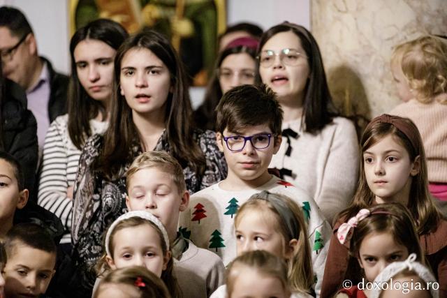(Foto) Parohia Curelari - Oastea Domnului Iași – Colindători la Reședința Mitropolitană 2024