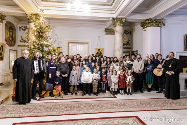 (Foto) Parohia Curelari - Oastea Domnului Iași – Colindători la Reședința Mitropolitană 2024