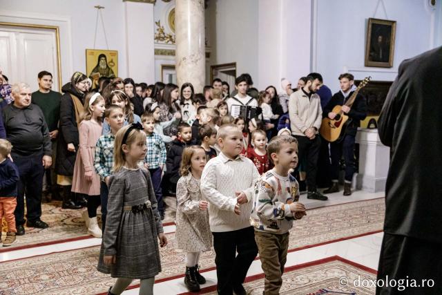 (Foto) Parohia Curelari - Oastea Domnului Iași – Colindători la Reședința Mitropolitană 2024