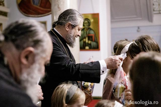 (Foto) Parohia Curelari - Oastea Domnului Iași – Colindători la Reședința Mitropolitană 2024