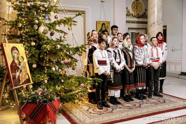 (Foto) Grupul Nectarios de la Parohia Sf. Vasile, Hârlău – Colindători la Reședința Mitropolitană 2024