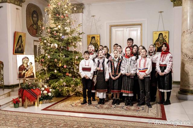 (Foto) Grupul Nectarios de la Parohia Sf. Vasile, Hârlău – Colindători la Reședința Mitropolitană 2024