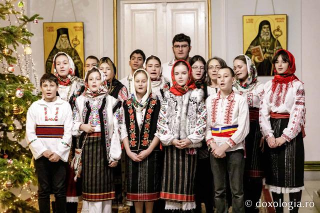 (Foto) Grupul Nectarios de la Parohia Sf. Vasile, Hârlău – Colindători la Reședința Mitropolitană 2024