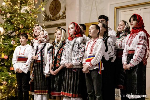 (Foto) Grupul Nectarios de la Parohia Sf. Vasile, Hârlău – Colindători la Reședința Mitropolitană 2024