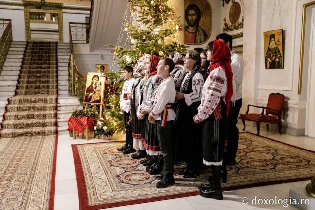 (Foto) Grupul Nectarios de la Parohia Sf. Vasile, Hârlău – Colindători la Reședința Mitropolitană 2024