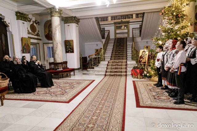 (Foto) Grupul Nectarios de la Parohia Sf. Vasile, Hârlău – Colindători la Reședința Mitropolitană 2024