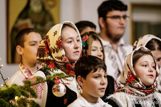 (Foto) Grupul Nectarios de la Parohia Sf. Vasile, Hârlău – Colindători la Reședința Mitropolitană 2024