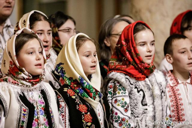 (Foto) Grupul Nectarios de la Parohia Sf. Vasile, Hârlău – Colindători la Reședința Mitropolitană 2024