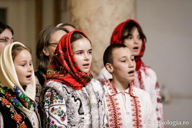 (Foto) Grupul Nectarios de la Parohia Sf. Vasile, Hârlău – Colindători la Reședința Mitropolitană 2024