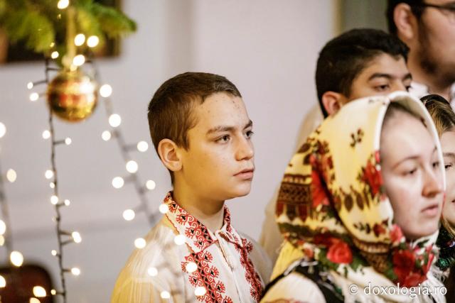 (Foto) Grupul Nectarios de la Parohia Sf. Vasile, Hârlău – Colindători la Reședința Mitropolitană 2024