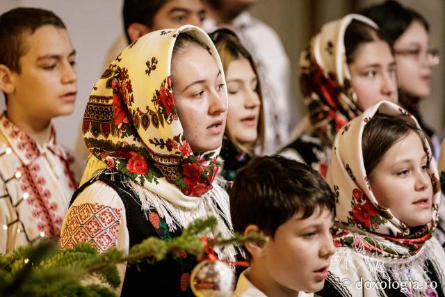 (Foto) Grupul Nectarios de la Parohia Sf. Vasile, Hârlău – Colindători la Reședința Mitropolitană 2024
