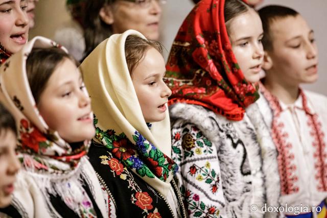 (Foto) Grupul Nectarios de la Parohia Sf. Vasile, Hârlău – Colindători la Reședința Mitropolitană 2024