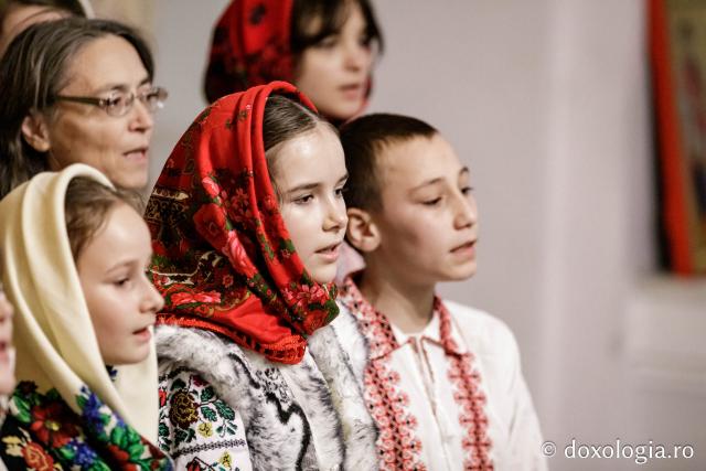(Foto) Grupul Nectarios de la Parohia Sf. Vasile, Hârlău – Colindători la Reședința Mitropolitană 2024