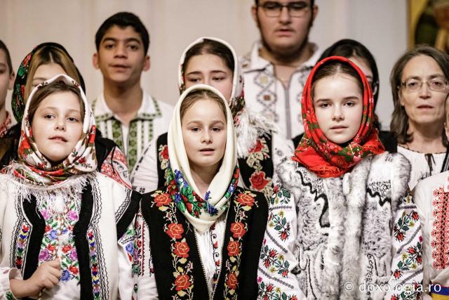 (Foto) Grupul Nectarios de la Parohia Sf. Vasile, Hârlău – Colindători la Reședința Mitropolitană 2024