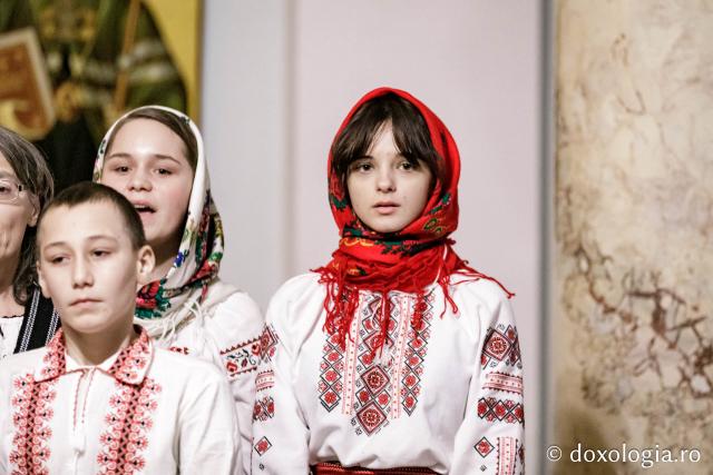 (Foto) Grupul Nectarios de la Parohia Sf. Vasile, Hârlău – Colindători la Reședința Mitropolitană 2024
