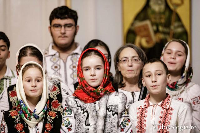 (Foto) Grupul Nectarios de la Parohia Sf. Vasile, Hârlău – Colindători la Reședința Mitropolitană 2024