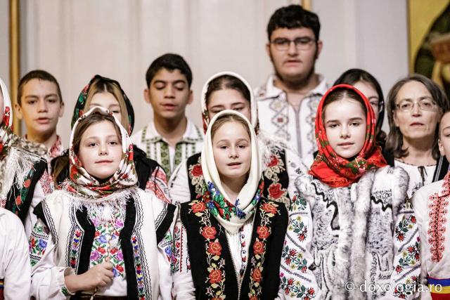 (Foto) Grupul Nectarios de la Parohia Sf. Vasile, Hârlău – Colindători la Reședința Mitropolitană 2024