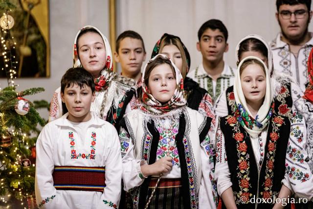 (Foto) Grupul Nectarios de la Parohia Sf. Vasile, Hârlău – Colindători la Reședința Mitropolitană 2024