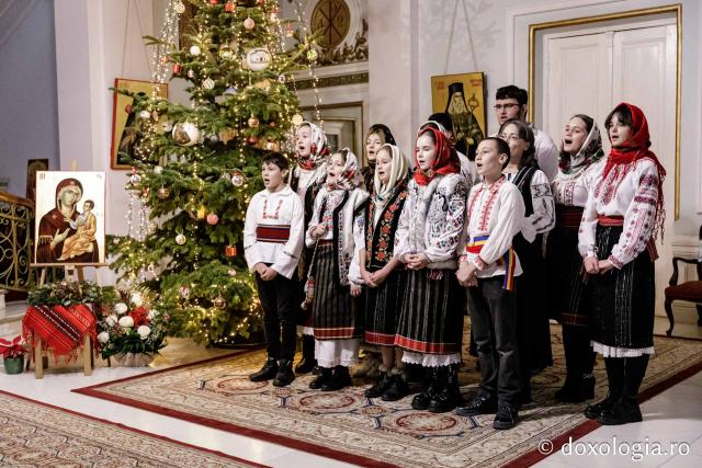 (Foto) Grupul Nectarios de la Parohia Sf. Vasile, Hârlău – Colindători la Reședința Mitropolitană 2024