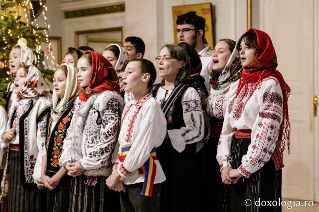 (Foto) Grupul Nectarios de la Parohia Sf. Vasile, Hârlău – Colindători la Reședința Mitropolitană 2024