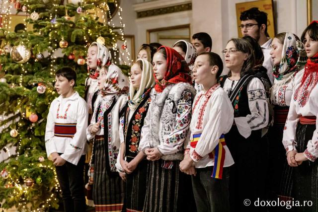 (Foto) Grupul Nectarios de la Parohia Sf. Vasile, Hârlău – Colindători la Reședința Mitropolitană 2024
