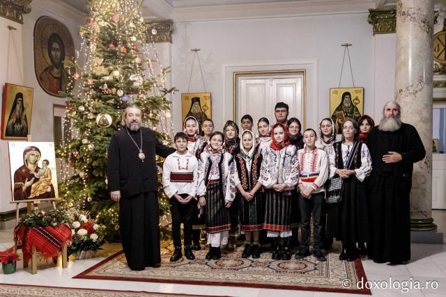 (Foto) Grupul Nectarios de la Parohia Sf. Vasile, Hârlău – Colindători la Reședința Mitropolitană 2024