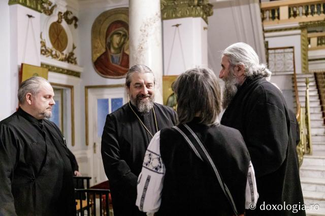 (Foto) Grupul Nectarios de la Parohia Sf. Vasile, Hârlău – Colindători la Reședința Mitropolitană 2024