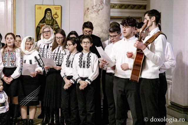 (Foto) Comunitatea bisericii de la Spitalul Parhon – Colindători la Reședința Mitropolitană 2024