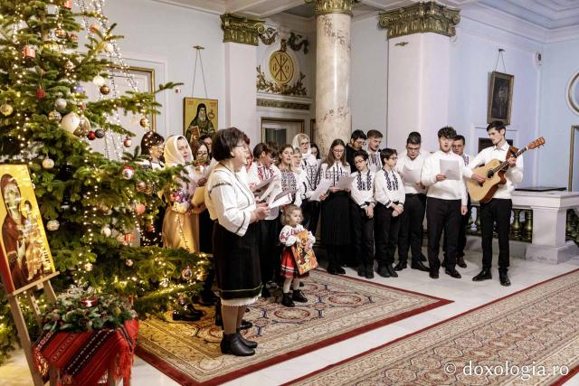 (Foto) Comunitatea bisericii de la Spitalul Parhon – Colindători la Reședința Mitropolitană 2024