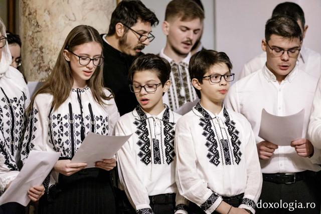 (Foto) Comunitatea bisericii de la Spitalul Parhon – Colindători la Reședința Mitropolitană 2024
