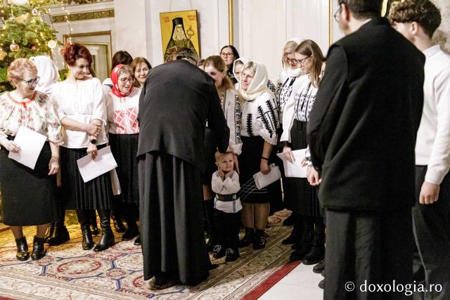 (Foto) Comunitatea bisericii de la Spitalul Parhon – Colindători la Reședința Mitropolitană 2024