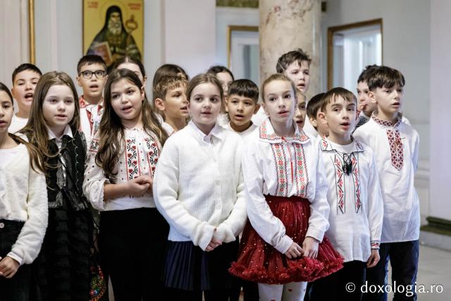 (Foto) Școala „George Călinescu” din Iași, clasa a IV-a – Colindători la Reședința Mitropolitană 2024