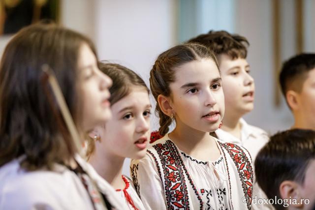 (Foto) Școala „George Călinescu” din Iași, clasa a IV-a – Colindători la Reședința Mitropolitană 2024