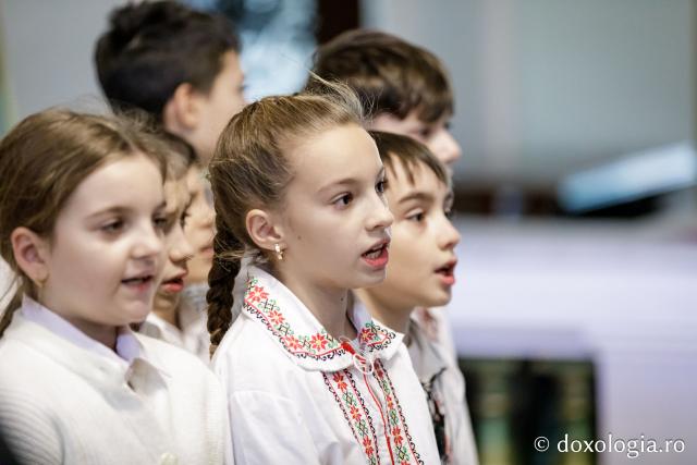 (Foto) Școala „George Călinescu” din Iași, clasa a IV-a – Colindători la Reședința Mitropolitană 2024