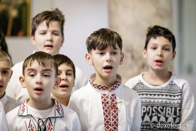 (Foto) Școala „George Călinescu” din Iași, clasa a IV-a – Colindători la Reședința Mitropolitană 2024