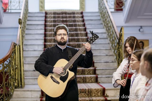 (Foto) Școala „George Călinescu” din Iași, clasa a IV-a – Colindători la Reședința Mitropolitană 2024