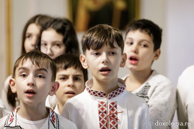 (Foto) Școala „George Călinescu” din Iași, clasa a IV-a – Colindători la Reședința Mitropolitană 2024