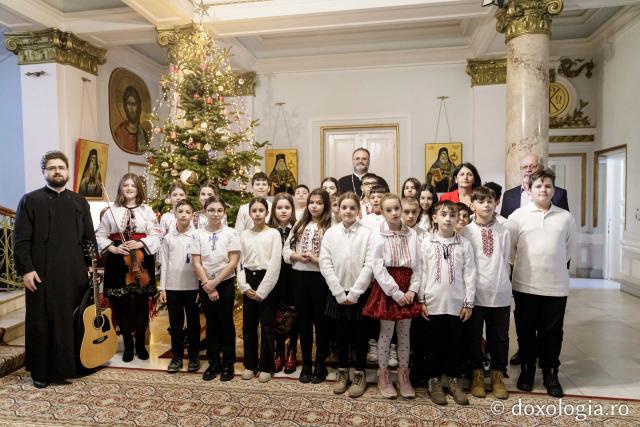 (Foto) Școala „George Călinescu” din Iași, clasa a IV-a – Colindători la Reședința Mitropolitană 2024